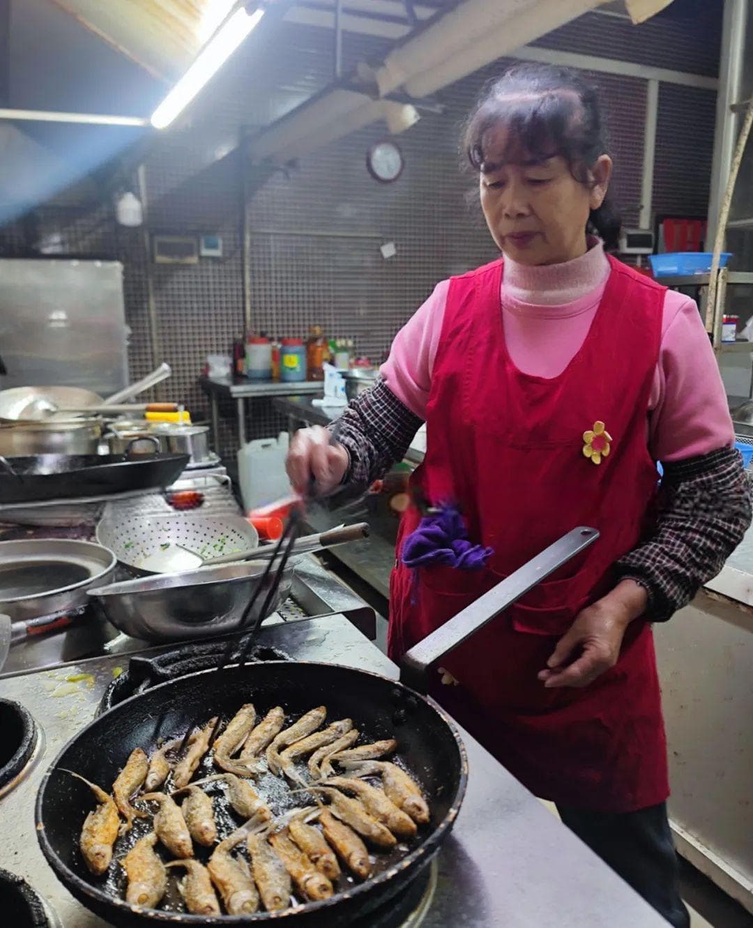 这种鱼天生尾巴向上折！很多人慕名去品尝