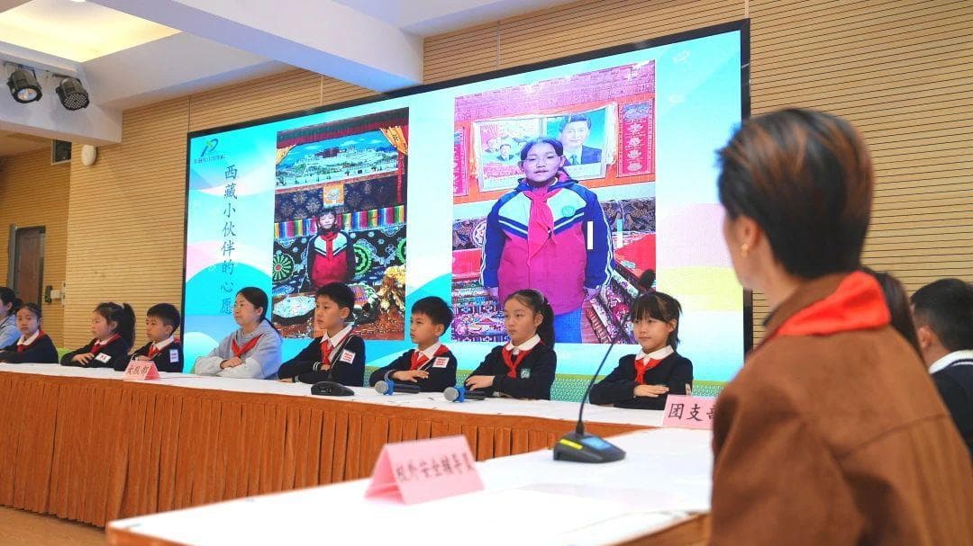小手传递大爱，雷锋精神在孩子们心中生根