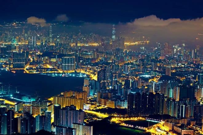 探索香港太平山顶，尽享维多利亚港的迷人美景与独特魅力