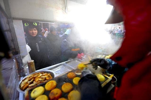 哈尔滨红砖街早市：寒冬里的热情节日氛围与地道美食盛宴
