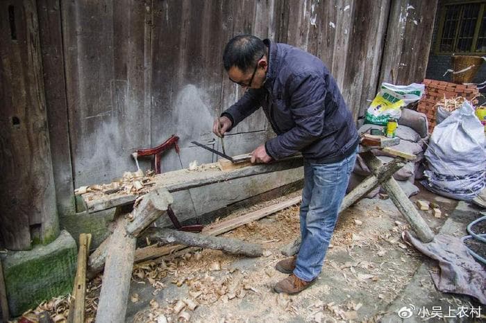 80年代农村木匠的14种传统工具：从木马到锤子的匠心传承