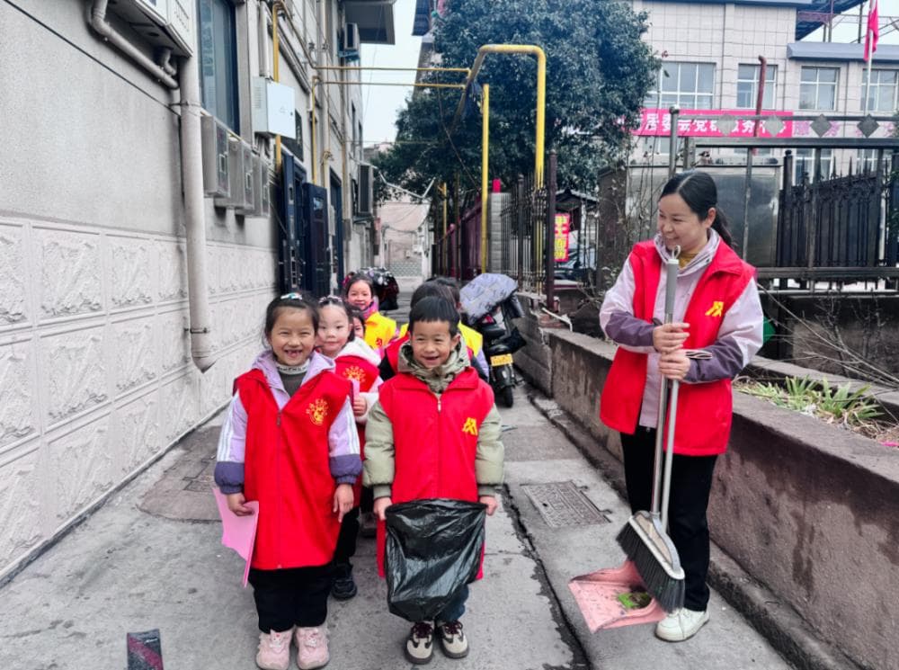 雷锋精神润童心 志愿精神代代传