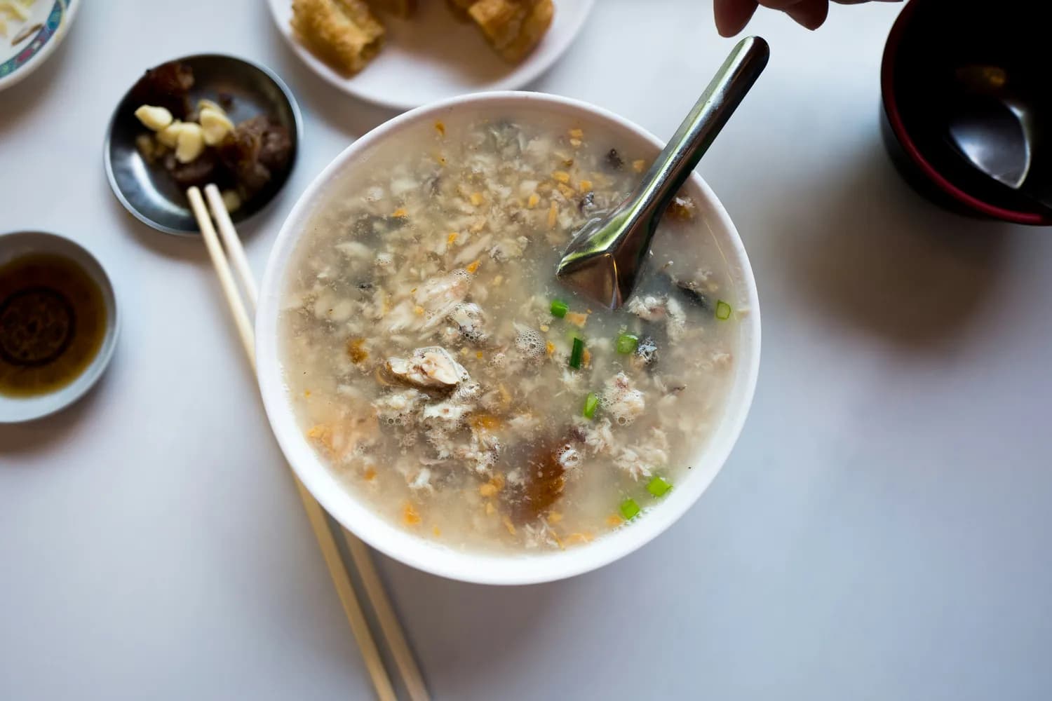 广东皮蛋瘦肉粥：选材、熬制到食疗功效全解析