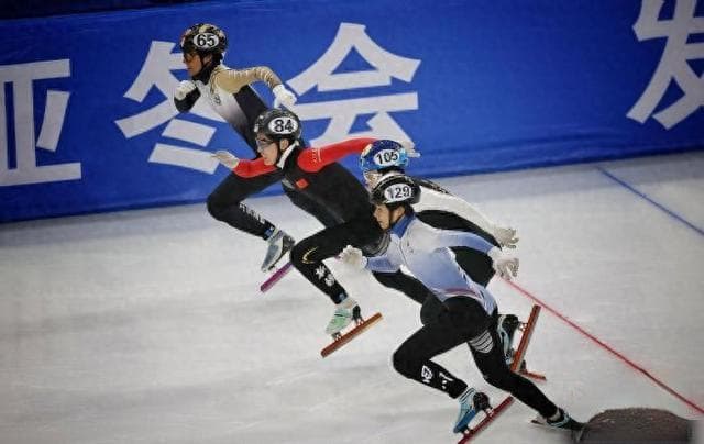 中国杯短道速滑精英联赛开赛 系亚冬会前“全要素”演练赛