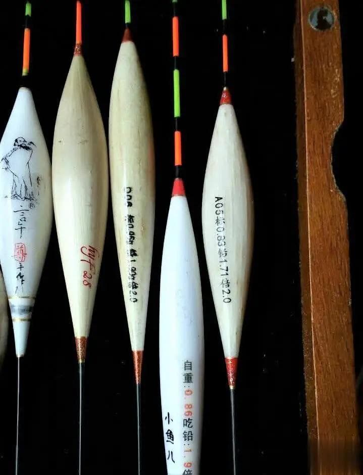 浮漂的形状不同，适应的鱼情也不同；材质不一样，钓的鱼也不一样