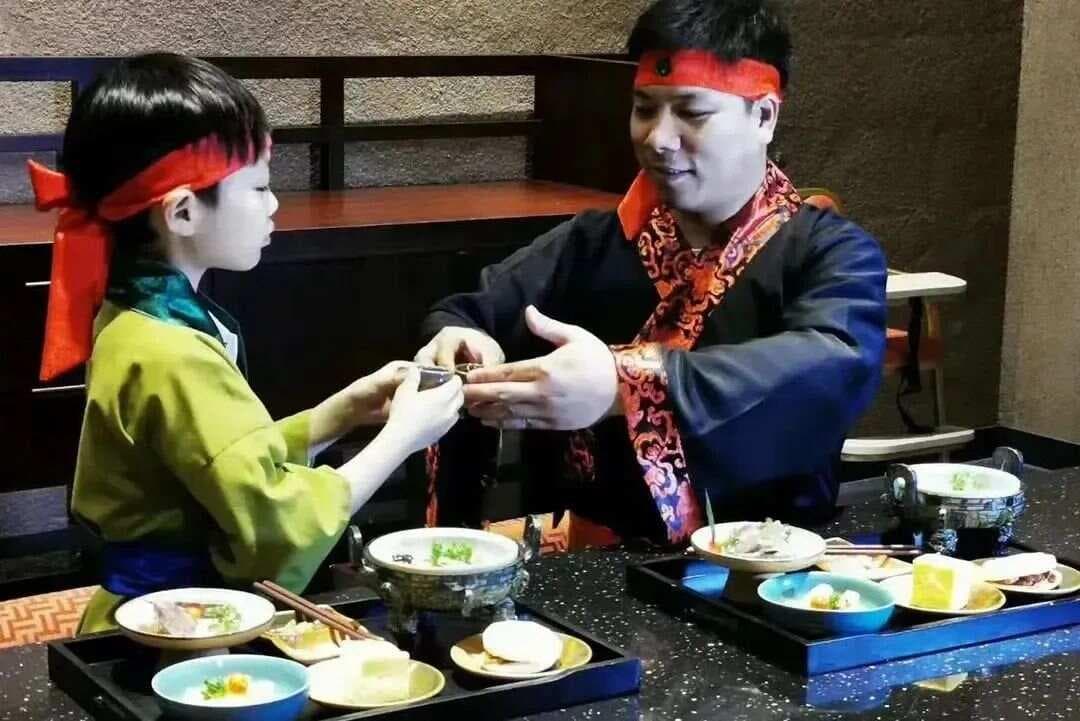 传统的“三叩九拜”与拱手礼