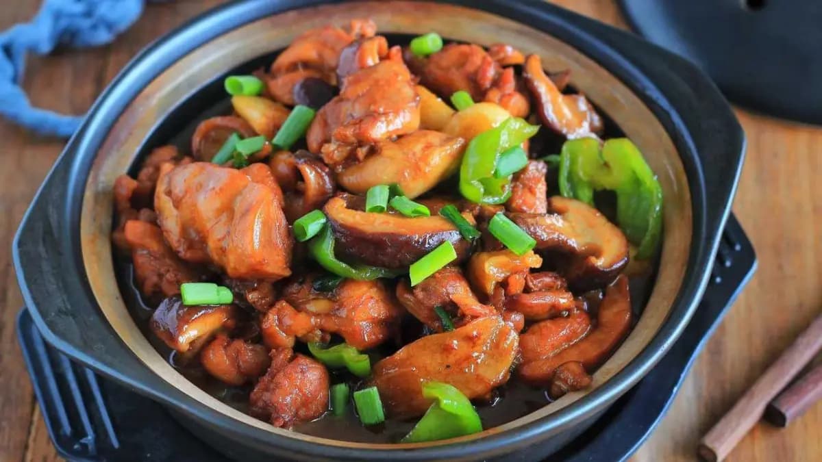 经典中华美食：黄焖鸡——舌尖上的传承与美味