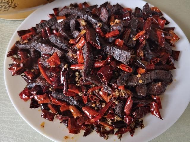 干牛肉煮后再炒的秘密，肉质嫩到能拉丝，10 分钟搞定下饭菜！