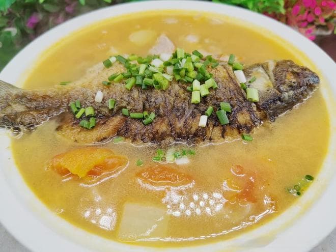 鲫鱼肉片汤：一道营养丰富、汤鲜味美的家常汤品