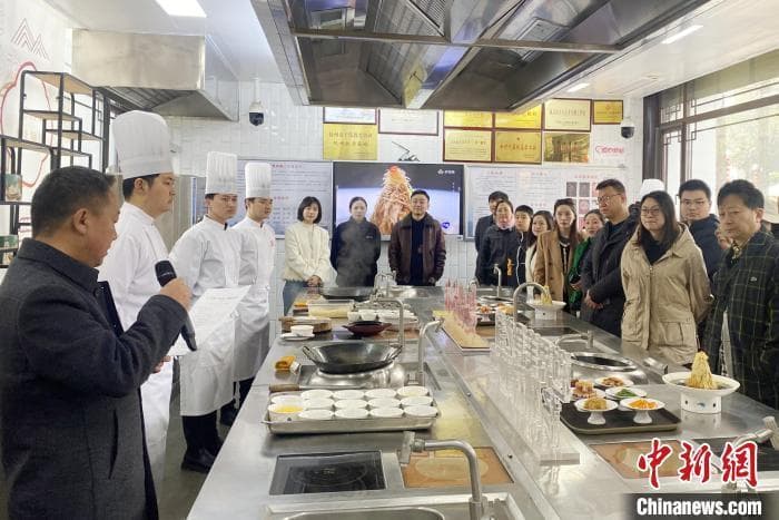 江苏扬州侨界人士以中餐为媒叙乡情话发展
