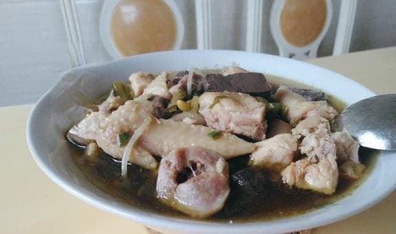 鸭血酸菜煲鸡汤：夏季滋补又开胃的美味佳肴