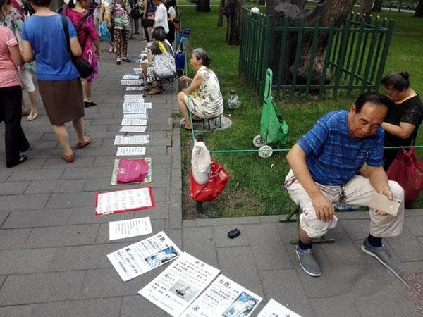外地老人扎堆北京公园相亲角，成功率却远低于本地人