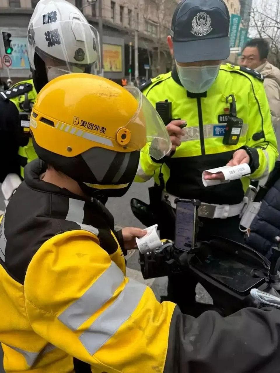 上海黄浦交警严查非机动车“闯禁”，多措并举提升快递外卖骑手交通安全意识