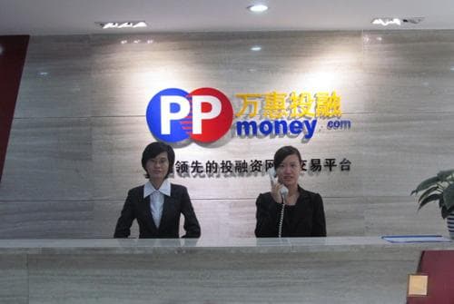 如何进行稳健的投资并实现预期收益？这种投资方式如何根据市场变化进行调整？