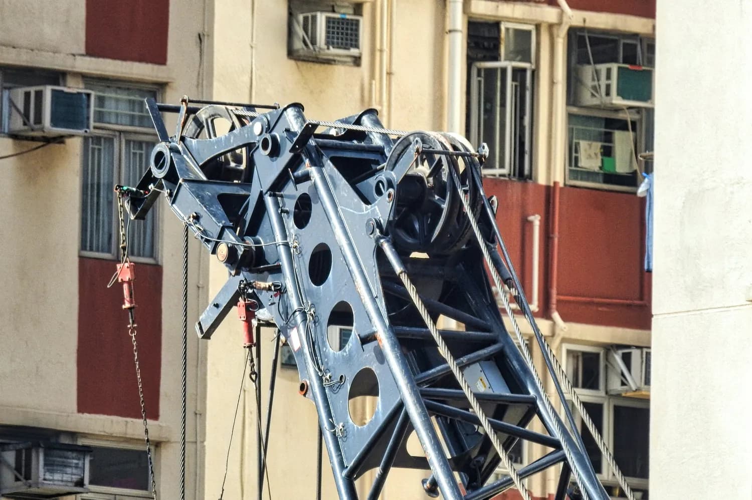 建筑工地电动吊篮安全使用指南：避免悲剧发生！
