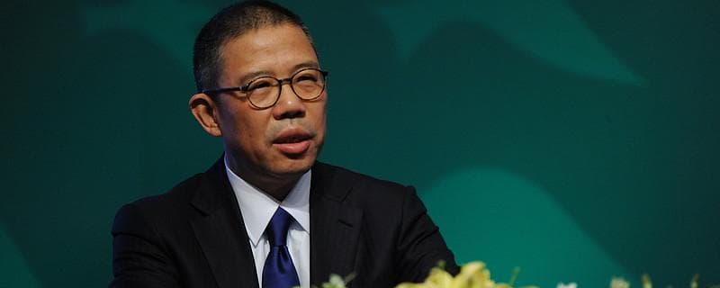 70岁中国首富，被逼到墙角