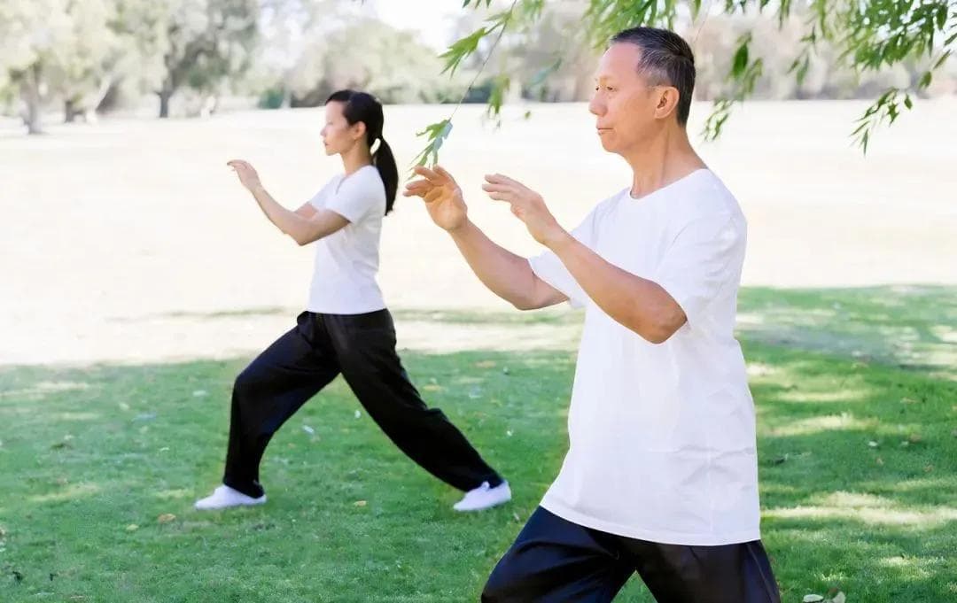 老人练八段锦，可防跌倒