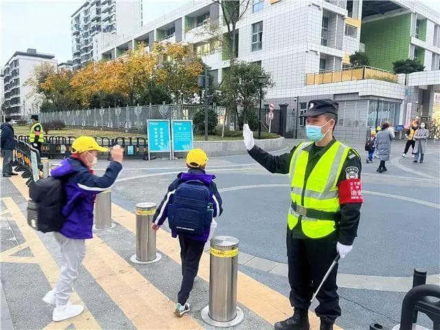 爱心"护学岗"：家校携手守护孩子上下学安全