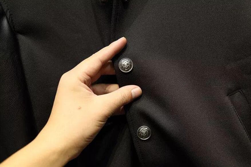 西服扣子的礼仪与种类：如何正确扣西服扣子？