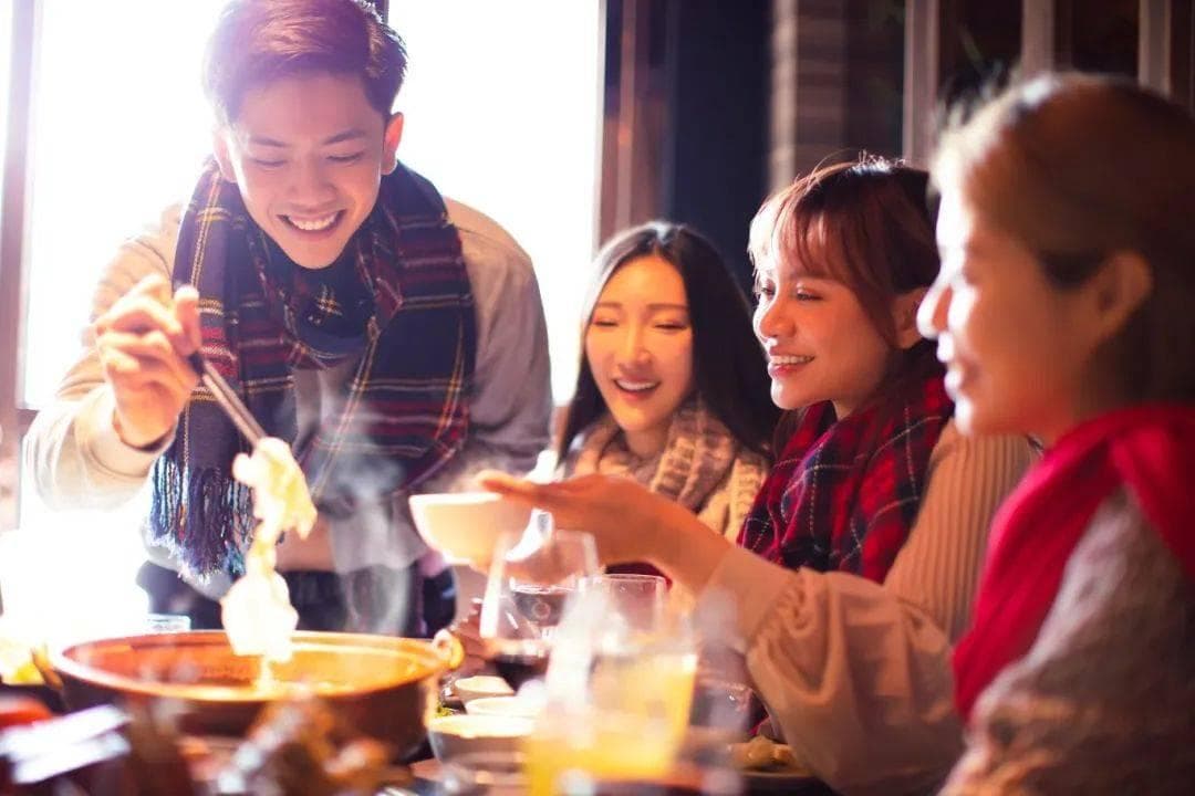 小年团聚，警惕"吃太烫"的饮食陷阱，健康餐桌从温度开始改变
