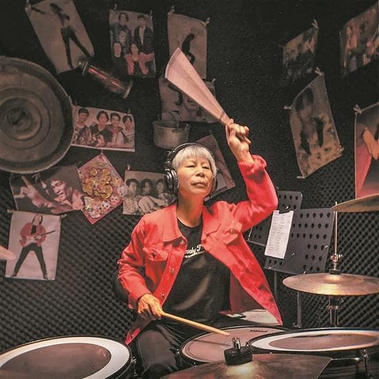 六十八岁成为“爆裂鼓手”：农民杨奶奶重燃生命激情