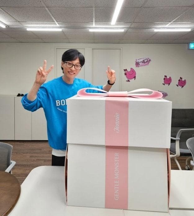 Jennie送礼刘在石吴娜拉，三人友谊引关注
