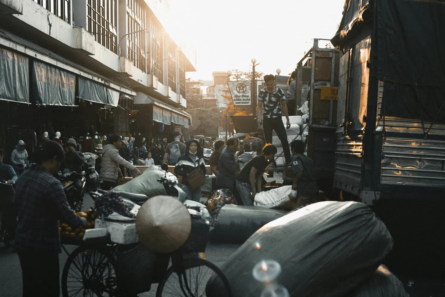 开封人的市井生活：清明上河园里的烟火气