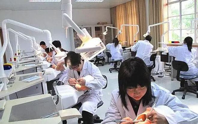 虚拟仿真技术如何革新口腔解剖教学：未来医学教育的新趋势