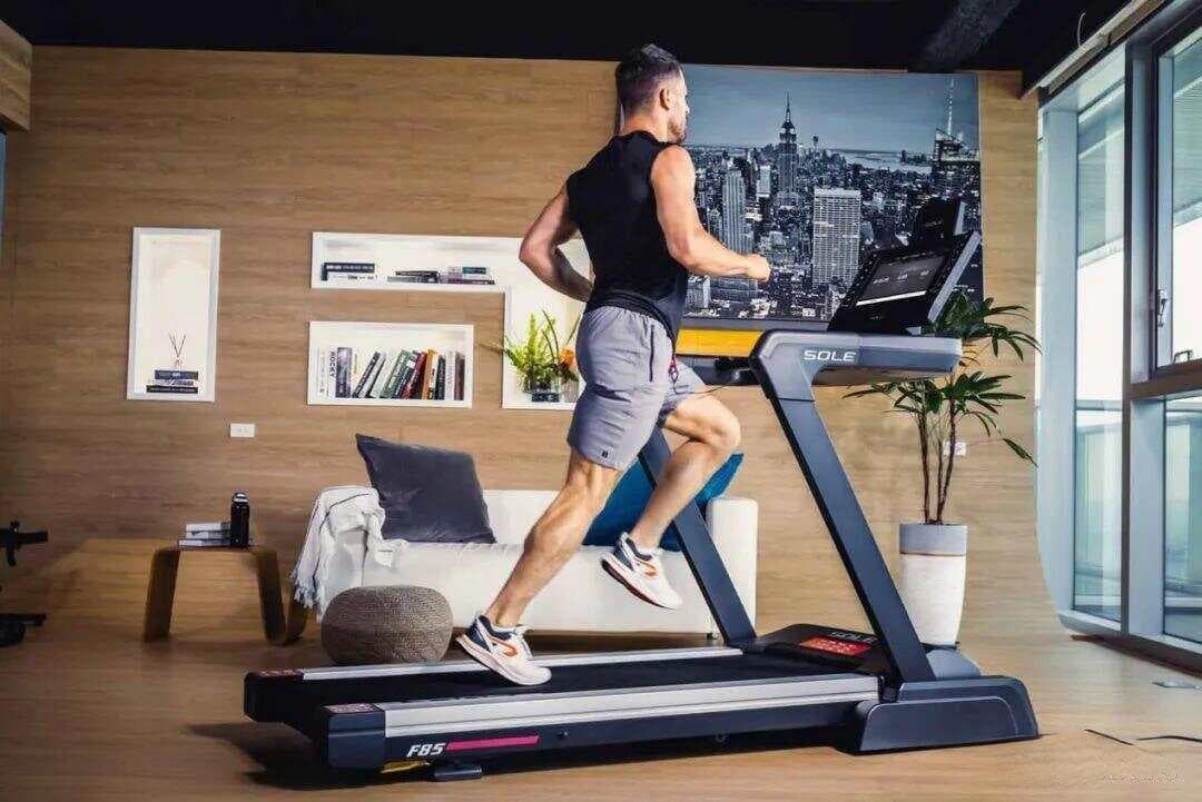 解锁跑步机训练5个小技巧，让你的夏训更显成效！