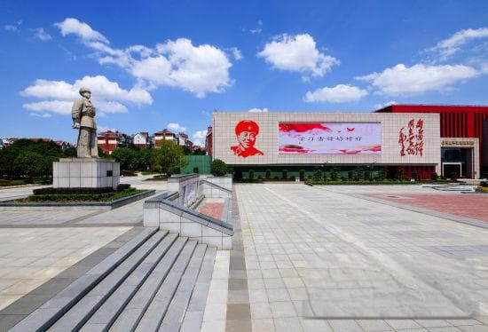 学雷锋，做好事，无国界 ——永不过时的中国“精神偶像”