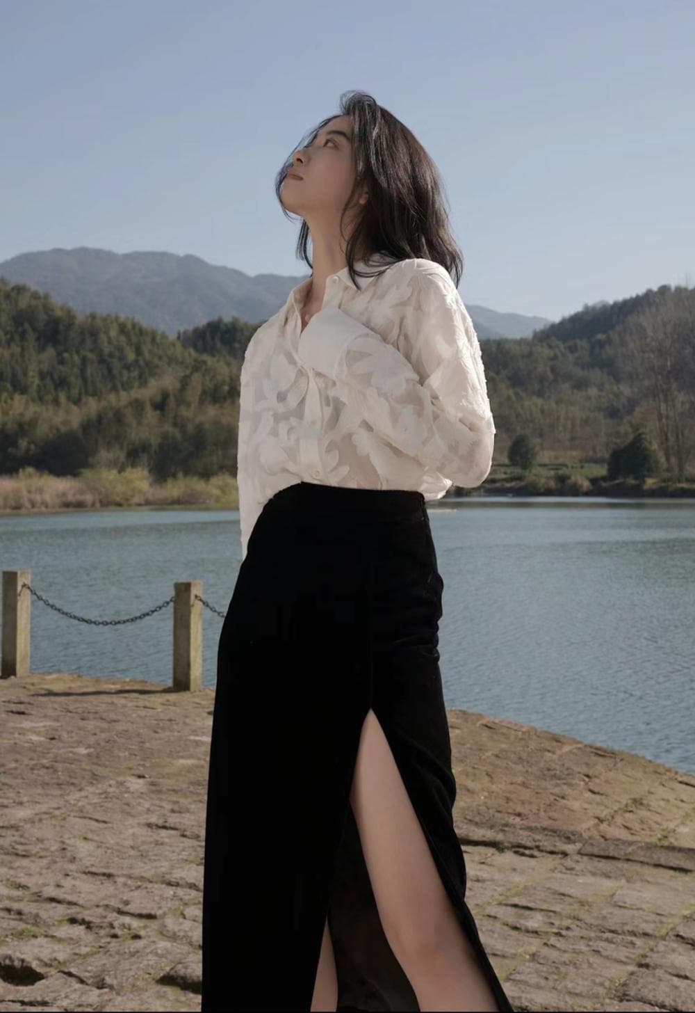 夏季“黑白”衣服要这样穿，时髦、大方又不失品味，看着就上档次