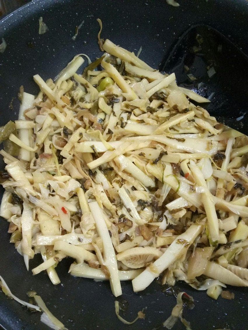 梅菜笋丝制作攻略：焯水加醋是关键，附辣味版本