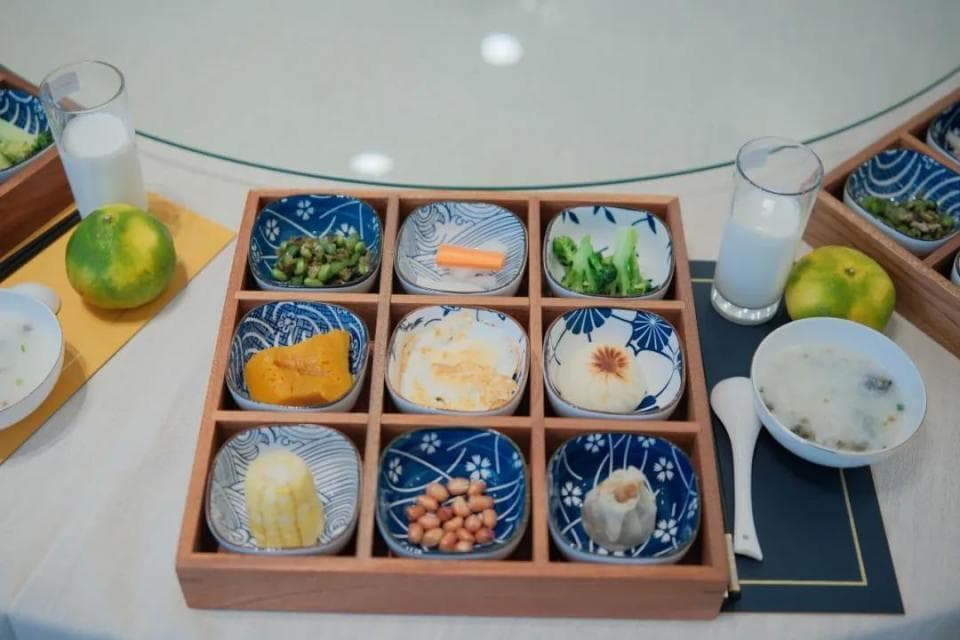 早上7点，爸妈抢着来学校！“九宫格早餐”出圈，校长请客：大家像家人一样