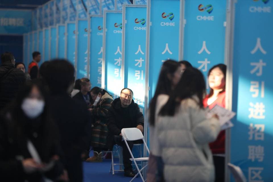 求职求才“供需两旺” 人才岗位“双向奔赴”，长春健博会人才招聘专区火爆十足