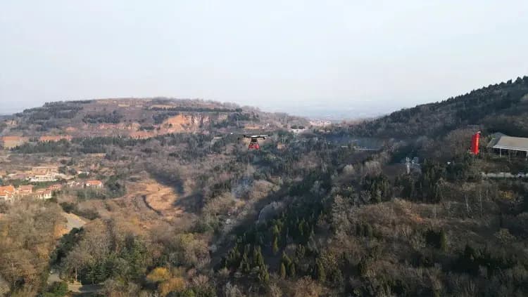 无人机森林消防：空中预警灭火系统化身 “火源猎手”