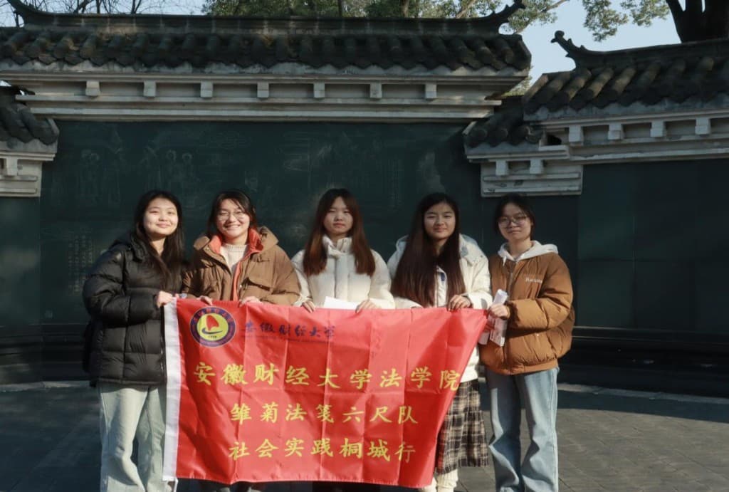 六尺小巷显大度，“礼让”二字刻心间