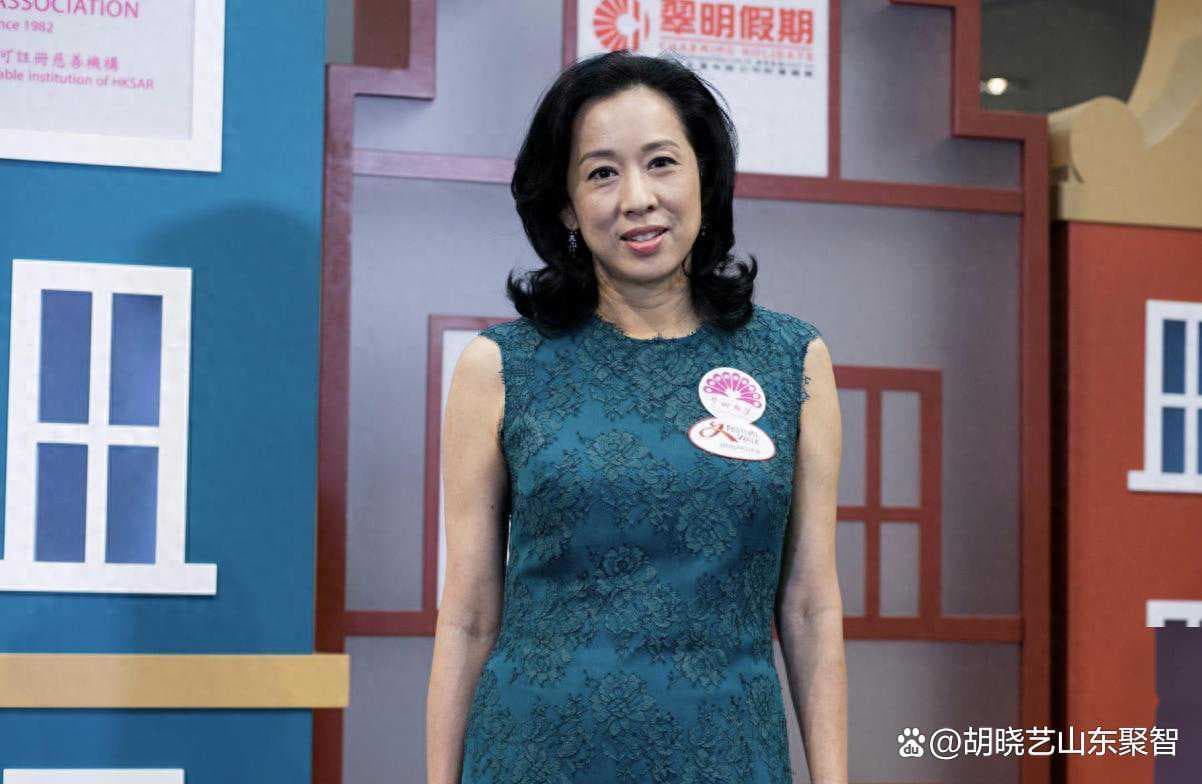 启德体育园开幕，四大天王缺席，朱玲玲罕见亮相与叶蒨文打球