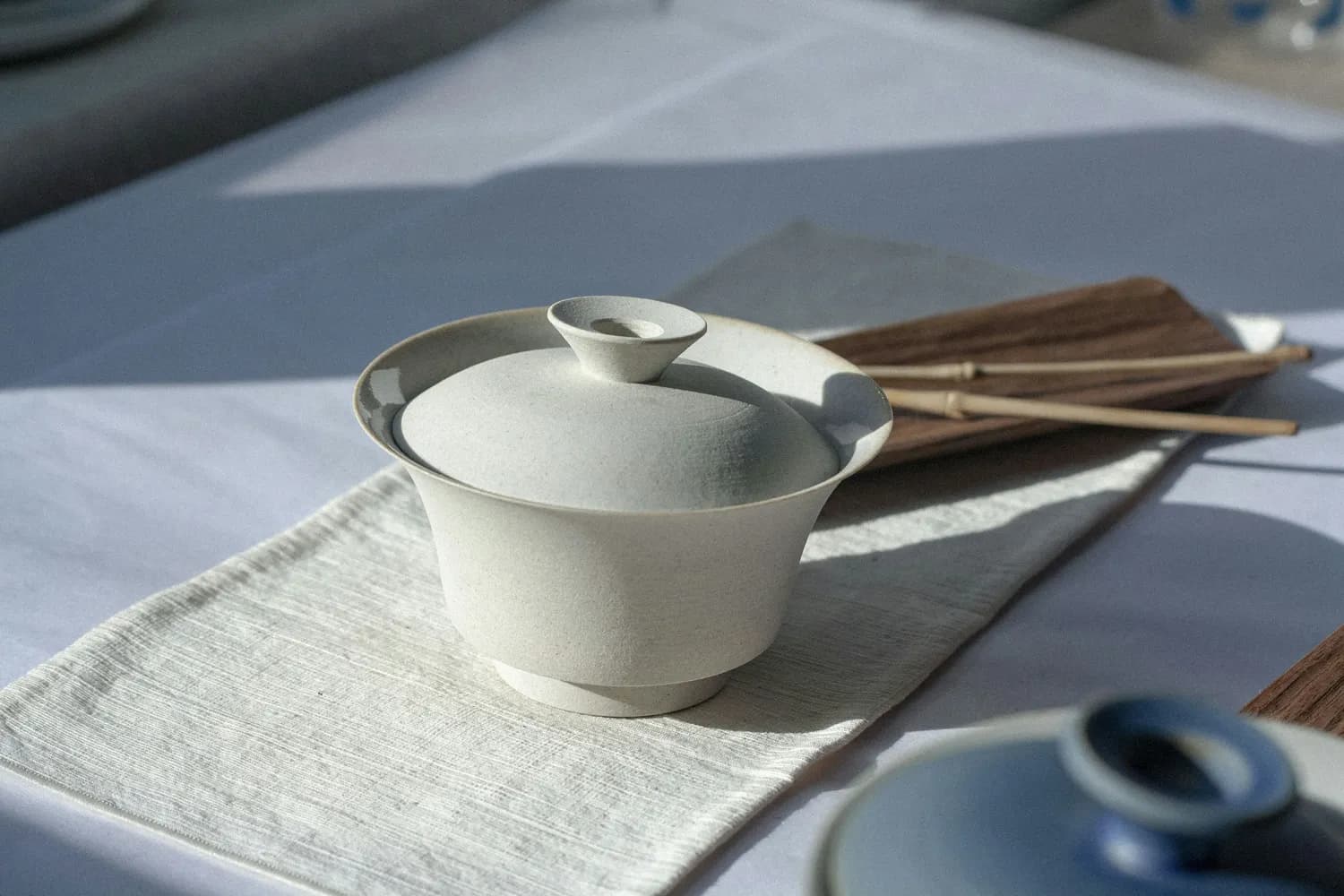 白瓷盖碗：从唐代“假玉器”到茶席必备，兼具实用与美学