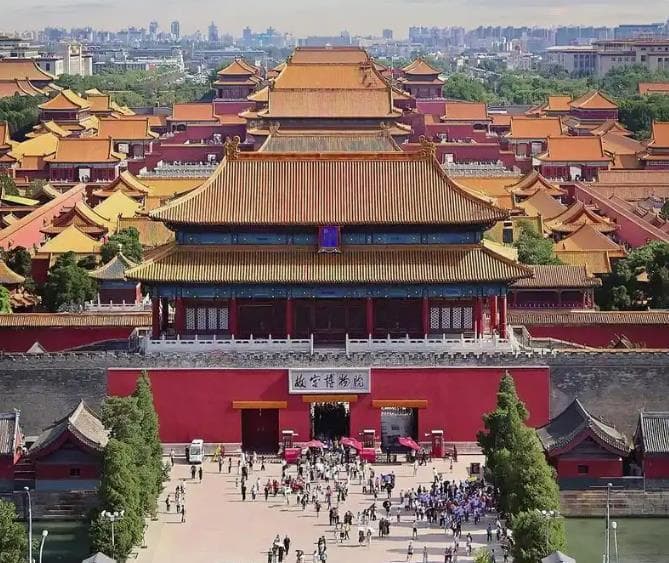 故宫上午去好还是下午去好？半天能逛完吗？