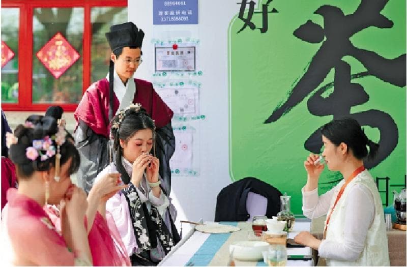 “入乡随服”引领旅游新风尚，特色服饰体验店五一预订爆满