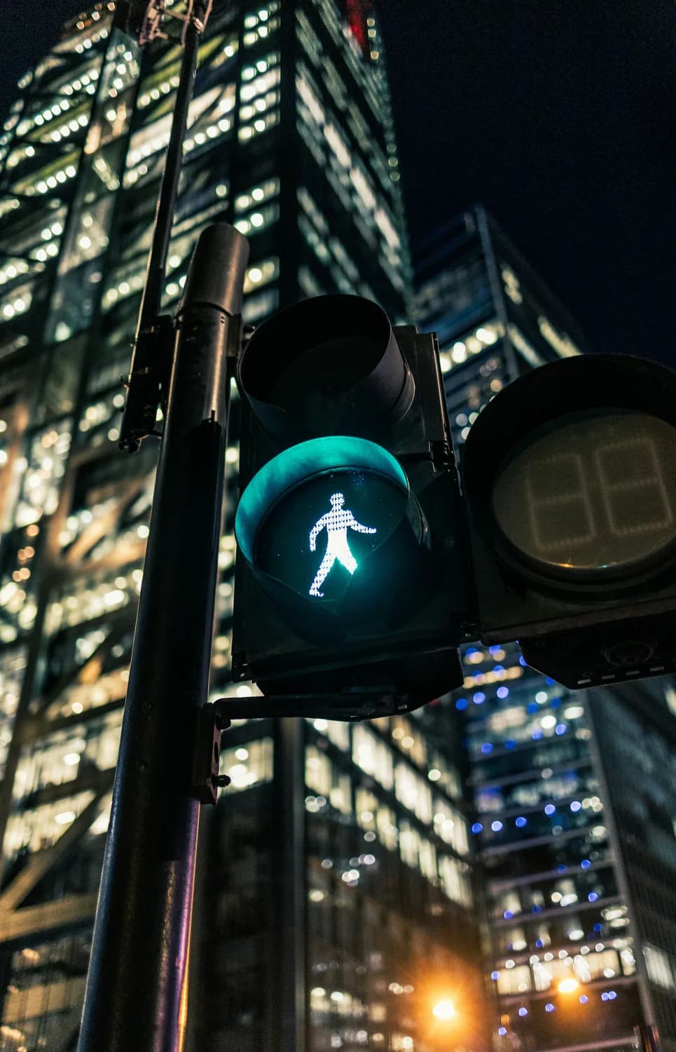 大数据赋能智能信号灯，高德日服务20亿次破解城市拥堵