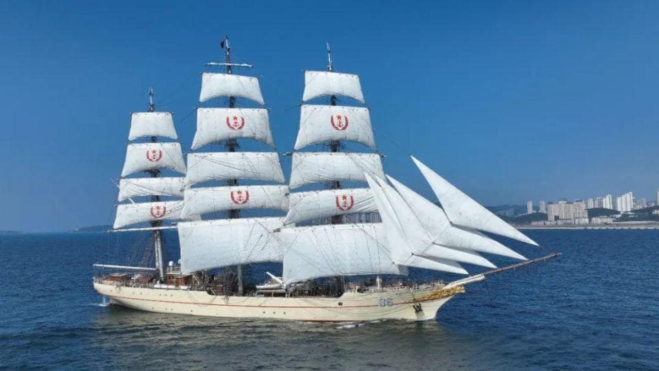 人民海军首艘风帆训练舰“破浪舰”亮相