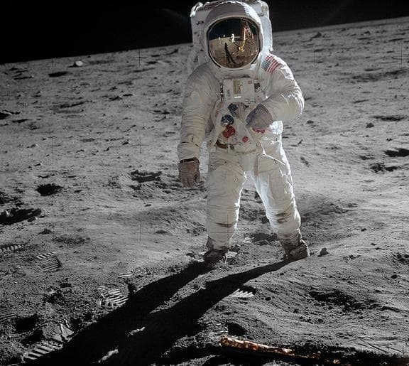 人类登月50周年：他迈出了人类的一大步，却避开名利走完余生