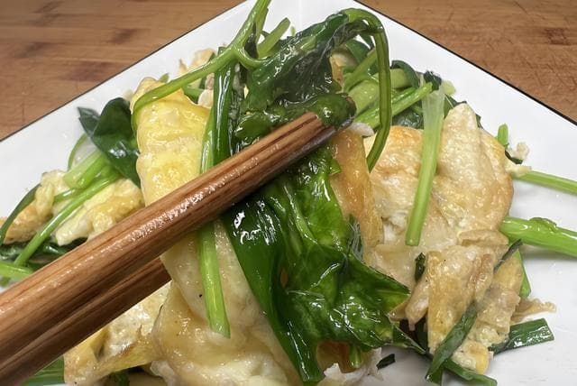 天冷了，要多吃香菜，加两个鸡蛋简单一炒，比肉还解馋