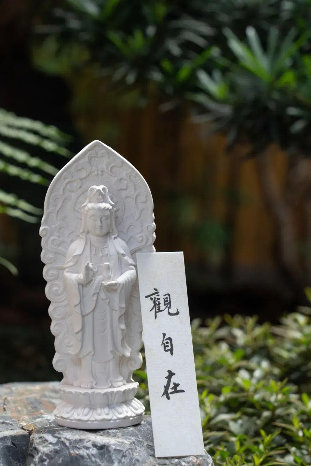 观音菩萨名号的三种解读：从"观自在"到"光世音"