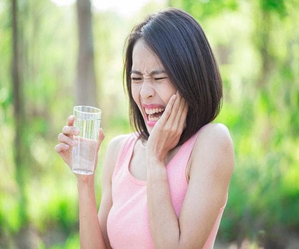 喝冷饮后牙齿剧烈疼痛？医生：无非是这3个原因所致，需及时就医