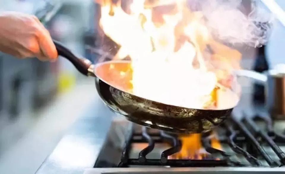 炒菜喜欢冒烟爆炒？看看厨房油烟危害