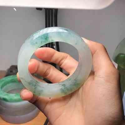 玉镯银镯还是翡翠？医院工作人员饰品佩戴全攻略