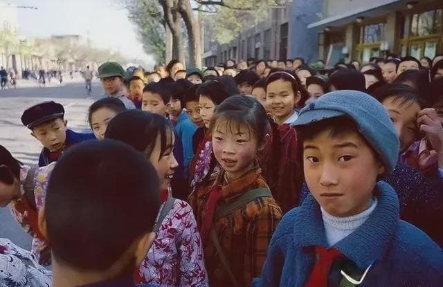 真实老照片：好奇怪，80年代并不富裕，为啥很多人怀念80年代？