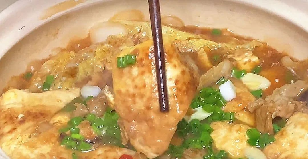 天冷不知道吃什么，教你一道豆腐煲，荤素搭配，营养丰富，太香了